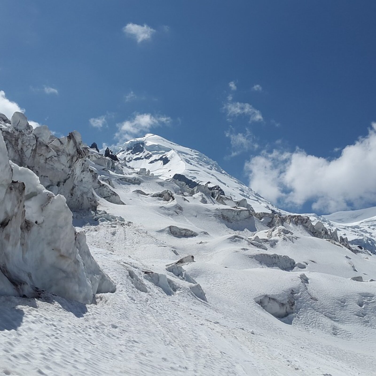 Trésor du glacier des Bossons Chamonix Haute-Savoie découverte butin pierres précieuses